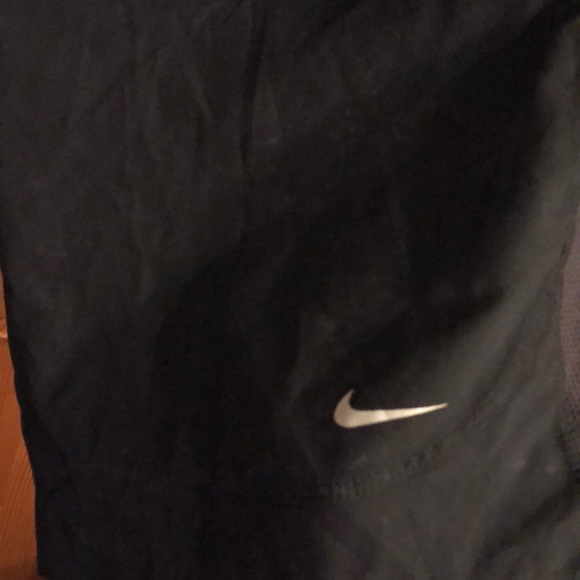 Nike black shorts size m has pockets - Picture 2 of 3